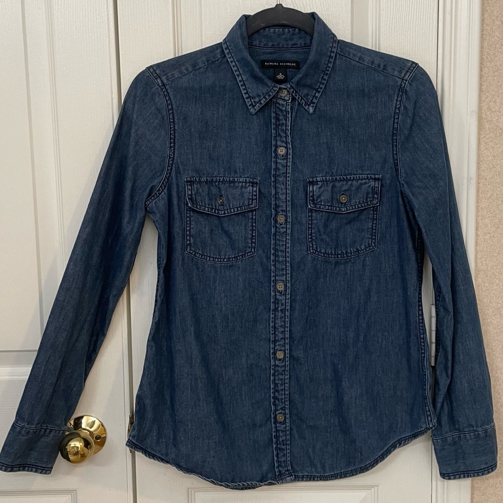 BANANA REPUBLIC- Sz S BUTTON DOWN DENIM SHIRT Excellent 
Condition, Zero Flaws
